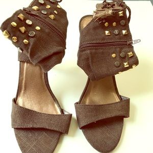 Brown heeled shoes withe peep toes